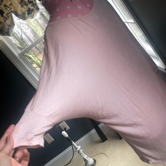 Peachy pink flowy 3/4 sleeve. Rayon spandex- loose - Picture 5 of 6